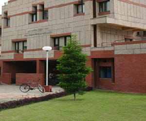 kanpur iit get crore in guru dakshina